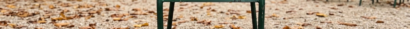 Asics Gel-1130, Gel-NYC et Gel-Kayano 14 posées autour d'une chaise du Jardin du Luxembourg en automne