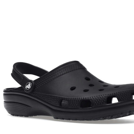 Crocs Classic Clog Black 10001-001, trois-quarts avant extérieur