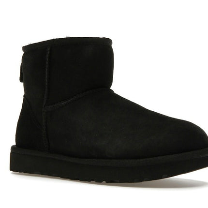 UGG Classic Mini II Boot Black 1016222-BLK, trois-quarts avant extérieur