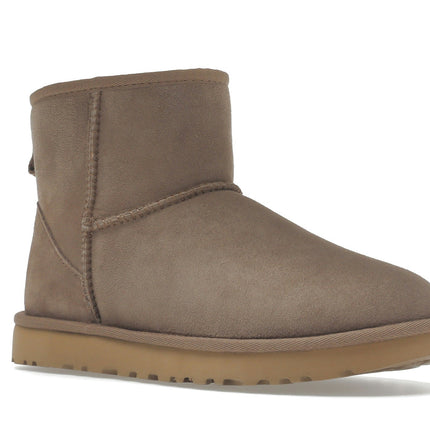 UGG Classic Mini II Boot Caribou 1016222-CRBO, trois-quarts avant extérieur