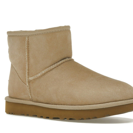 UGG Classic Mini II Boot Sand 1016222-SAN, trois-quarts avant extérieur