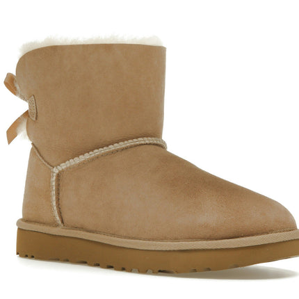 UGG Mini Bailey Bow II Sand 1016501-SAN, trois-quarts avant extérieur