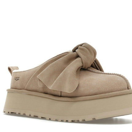 UGG Platform Slip-On Bow Slipper Sand 1176290-SAN, trois-quarts avant extérieur