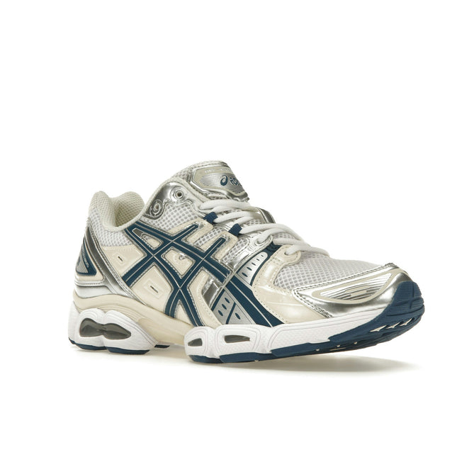 ASICS Gel-Nimbus 9 White Light Indigo (Women's) 1202A278-108, trois-quarts avant extérieur