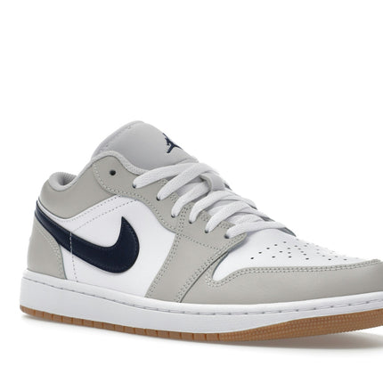 Air Jordan 1 Low Midnight Navy Neutral Grey 553558-146, trois-quarts avant extérieur