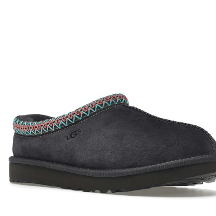 UGG Tasman Slipper Dark Grey 5955-DGRY, trois-quarts avant extérieur
