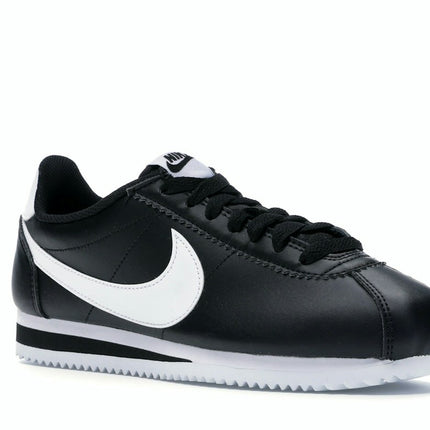 Nike Classic Cortez Black White 807471-010, trois-quarts avant extérieur