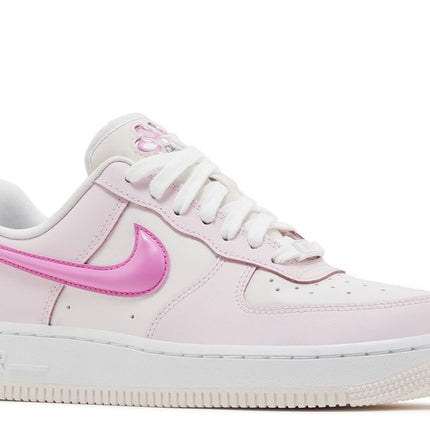 Nike Air Force 1 '07 LX Estampado de pata rosa perla