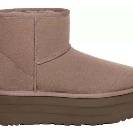 Bota UGG Classic Mini con plataforma en color ciruela ahumada