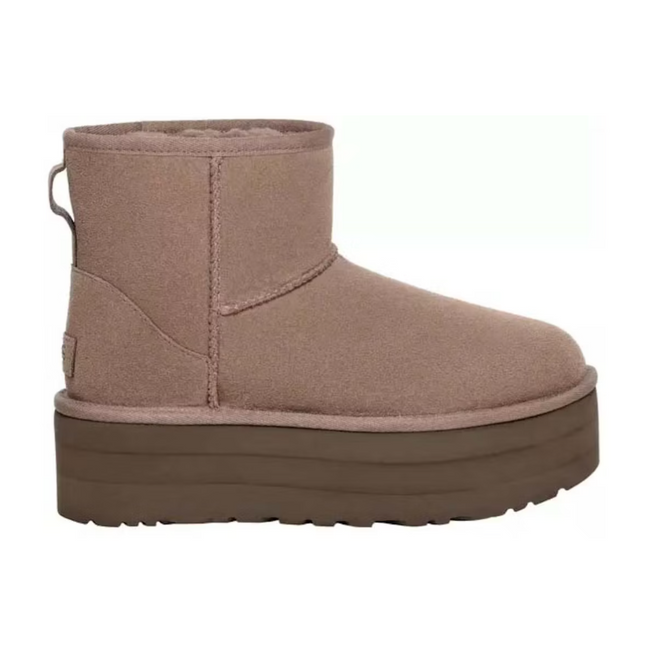 Bota UGG Classic Mini con plataforma en color ciruela ahumada