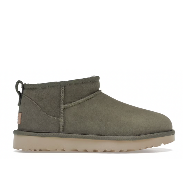 Bota UGG Classic Ultra Mini en color oliva quemado