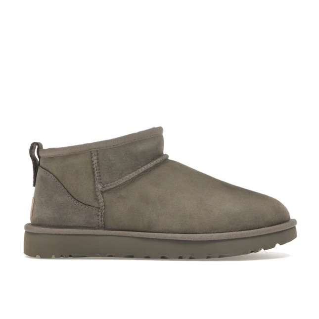 Bota UGG Classic Ultra Mini con penacho de humo