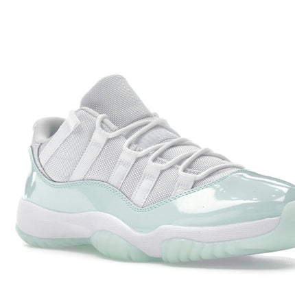 Air Jordan 11 Retro Low Igloo AH7860-103, trois-quarts avant extérieur