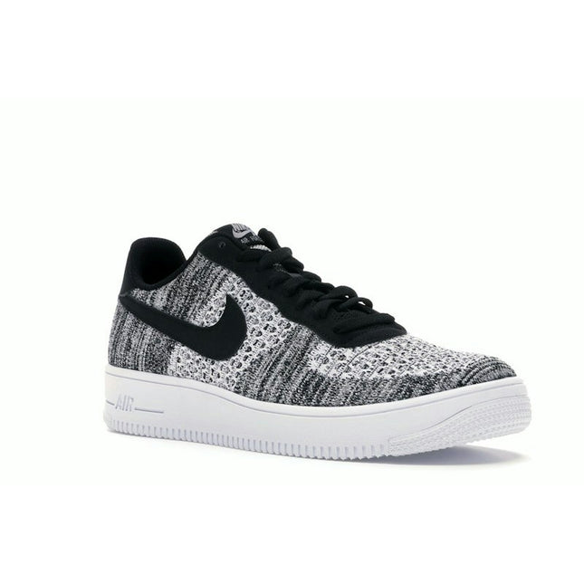 Nike Air Force 1 Flyknit 2 Black Pure Platinum AV3042-001, trois-quarts avant extérieur
