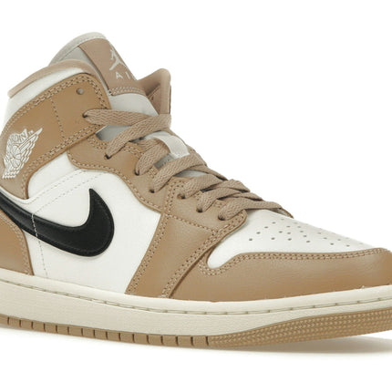 Air Jordan 1 Mid Tan Black BQ6472-103, trois-quarts avant extérieur