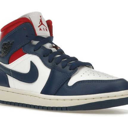 Air Jordan 1 Mid French Blue BQ6472-146, trois-quarts avant extérieur