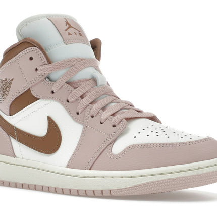 Air Jordan 1 Mid Pink Oxford Brown BQ6472-620, trois-quarts avant extérieur