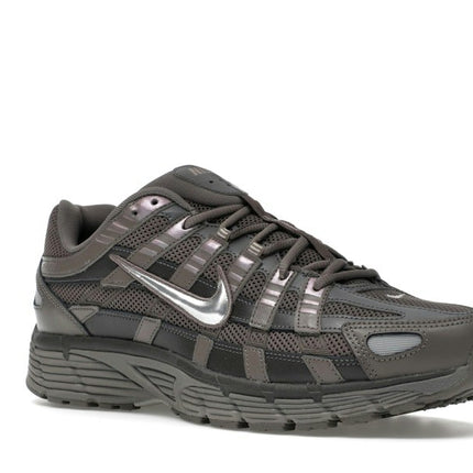 Nike P-6000 Cave Stone Medium Ash Flat Pewter Metallic Silver CD6404-202, trois-quarts avant extérieur