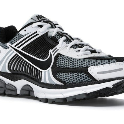Nike Zoom Vomero 5 Dark Grey Black White CI1694-001, trois-quarts avant extérieur