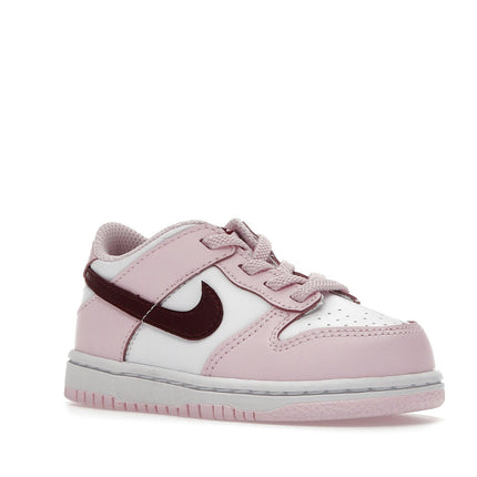 Nike Dunk Low Pink Red White (TD) CW1589-601, trois-quarts avant extérieur