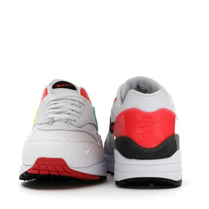 Nike Air Max 1 Evolution Of Icons CW6541-100, vue combinée avant/arrière de la paire asymétrique