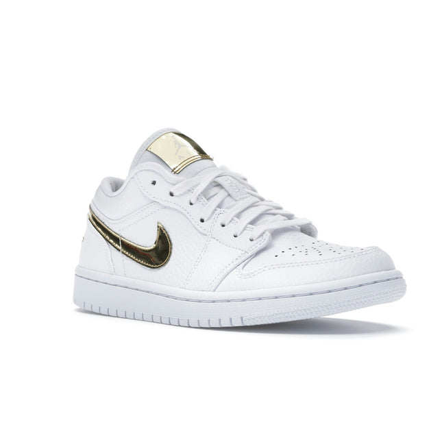 Air Jordan 1 Low White Metallic Gold CZ4776-100, trois-quarts avant extérieur