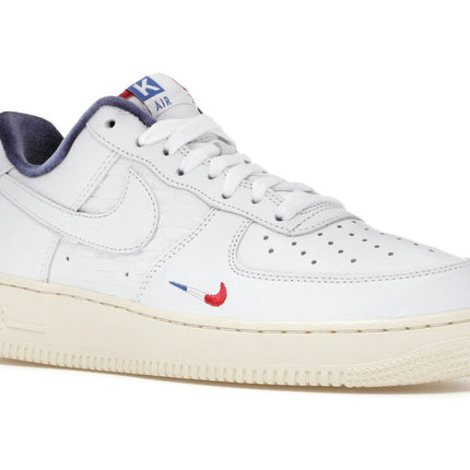 Nike Air Force 1 Low Kith Paris CZ7927-100, trois-quarts avant extérieur