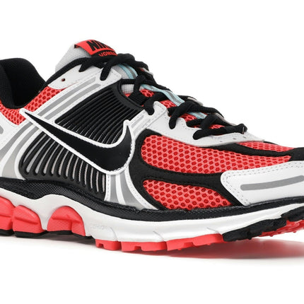 Nike Zoom Vomero 5 Bright Crimson CZ8667-600, trois-quarts avant extérieur