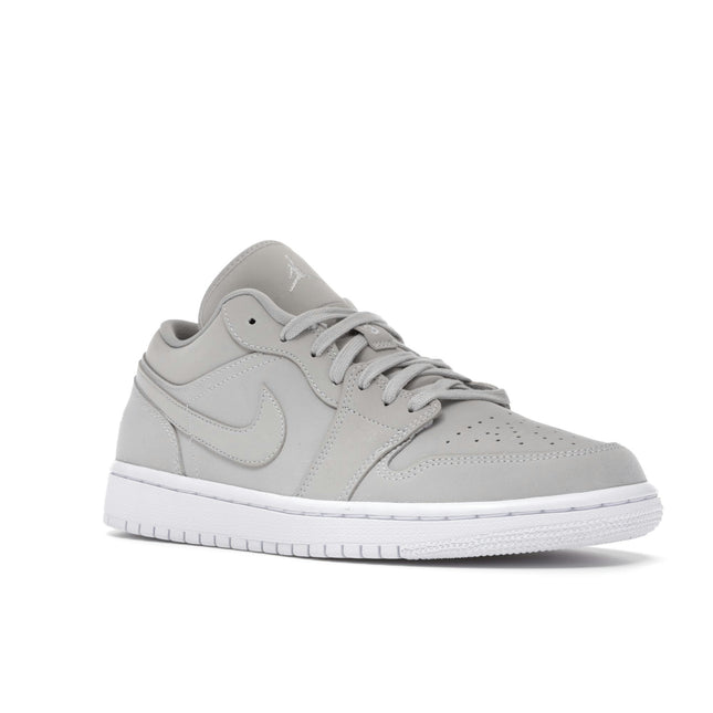 Air Jordan 1 Low Grey Fog DC0774-002, trois-quarts avant extérieur