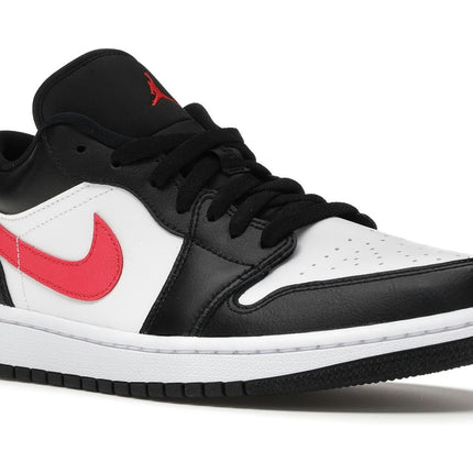 Air Jordan 1 Low Black Siren Red DC0774-004, trois-quarts avant extérieur