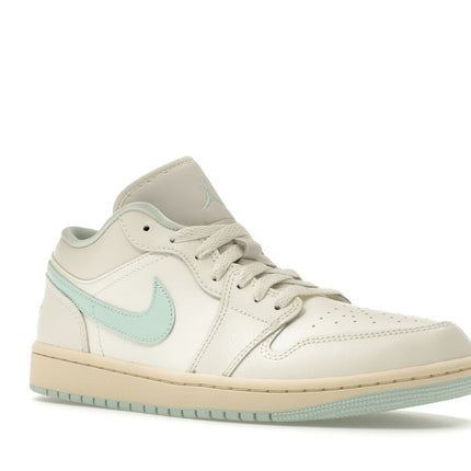 Air Jordan 1 Low Sail Igloo DC0774-134, trois-quarts avant extérieur