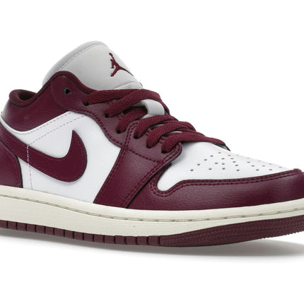 Air Jordan 1 Low Bordeaux DC0774-161, trois-quarts avant extérieur
