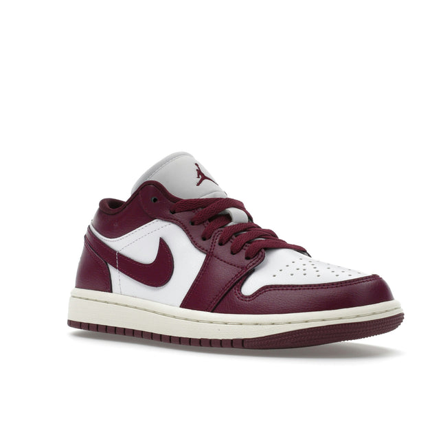 Air Jordan 1 Low Bordeaux DC0774-161, trois-quarts avant extérieur