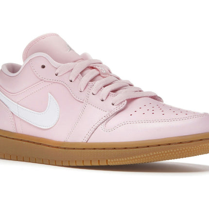 Air Jordan 1 Low Arctic Pink Gum DC0774-601, trois-quarts avant extérieur