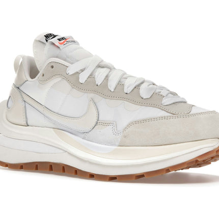 Nike Vaporwaffle Sacai Sail Gum DD1875-100, trois-quarts avant extérieur