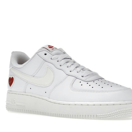 Nike Air Force 1 Low Valentine's Day (2021) DD7117-100, trois-quarts avant extérieur
