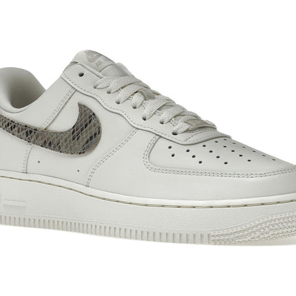 Nike Air Force 1 Low '07 Snakeskin Phantom DD8959-002, trois-quarts avant extérieur