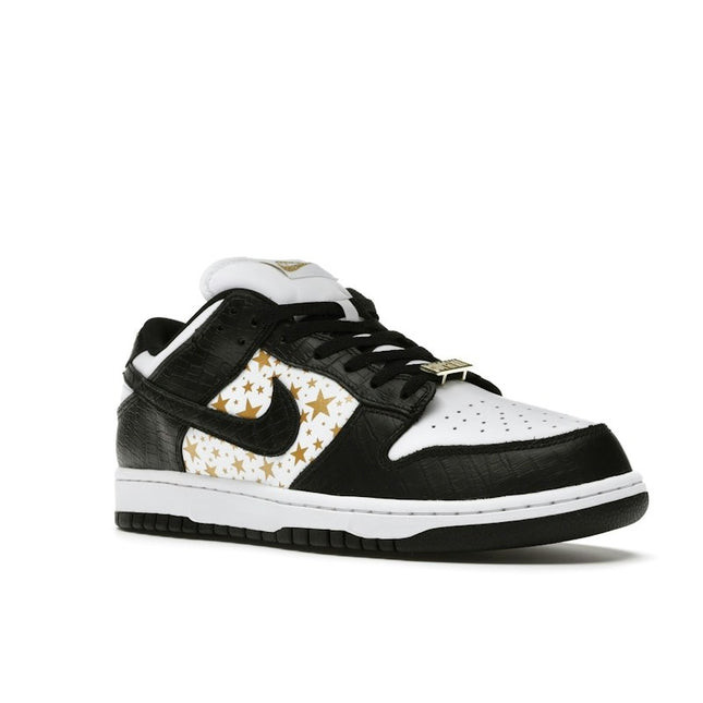 Nike SB Dunk Low Supreme Black DH3228-102, trois-quarts avant extérieur