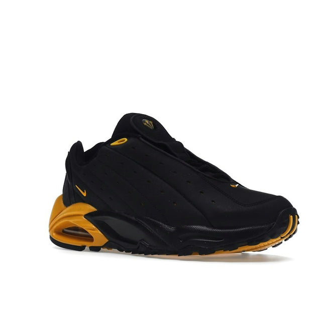 Nike Hot Step Terra NOCTA Black University Gold DH4692-002, trois-quarts avant extérieur