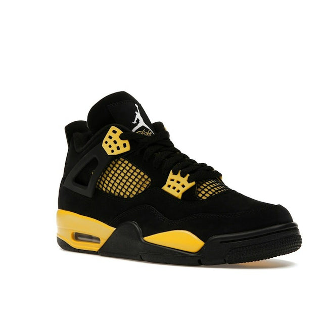 Air Jordan 4 Retro Thunder DH6927-017, trois-quarts avant extérieur