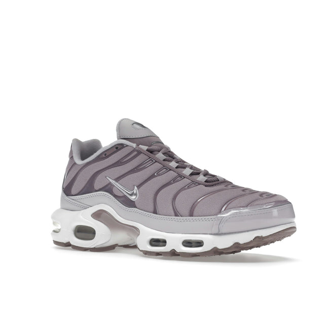 Nike Air Max Plus Plum Fog DJ5421-500, trois-quarts avant extérieur