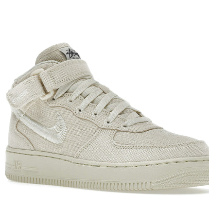 Nike Air Force 1 Mid Stussy Fossil DJ7841-200, trois-quarts avant extérieur