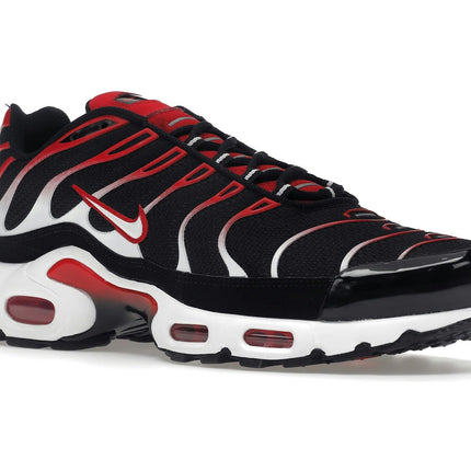 Nike Air Max Plus Black White University Red DM0032-004, trois-quarts avant extérieur
