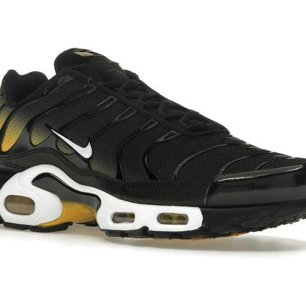 Nike Air Max Plus Black University Gold White DM0032-013, trois-quarts avant extérieur