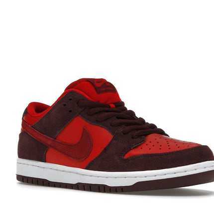 Nike SB Dunk Low Cherry DM0807-600, trois-quarts avant extérieur