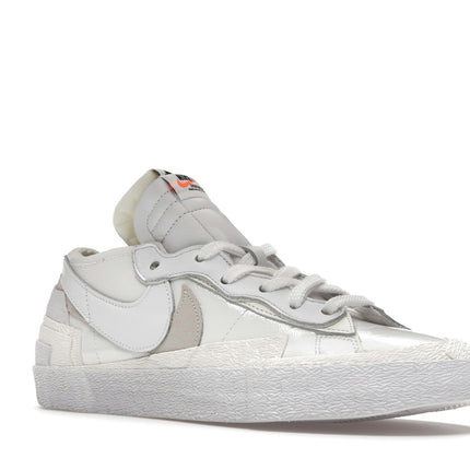 Nike Blazer Low Sacai White Patent Leather DM6443-100, trois-quarts avant extérieur