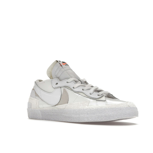 Nike Blazer Low Sacai White Patent Leather DM6443-100, trois-quarts avant extérieur