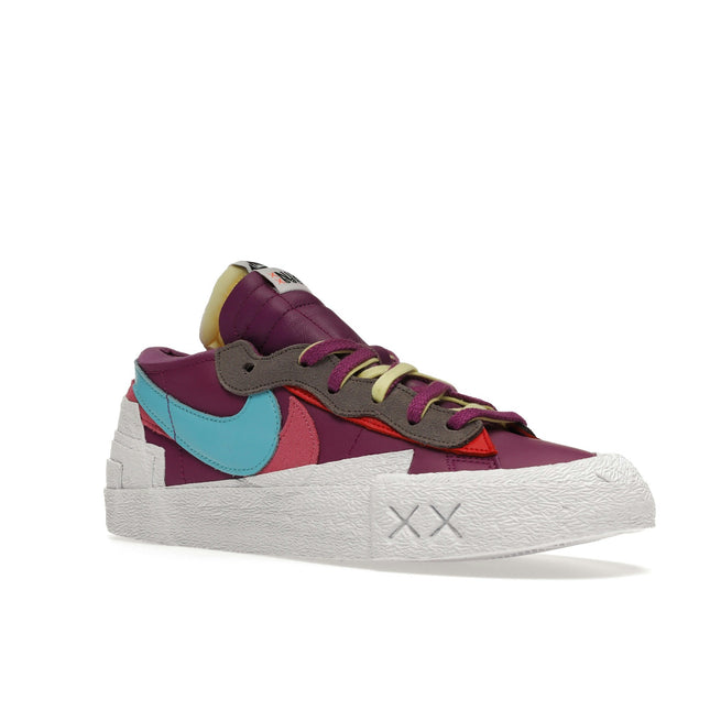 Nike Blazer Low Sacai Kaws Purple Dusk DM7901-500, trois-quarts avant extérieur