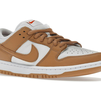 Nike Dunk Low SB Light Cognac DM8998-200, trois-quarts avant extérieur