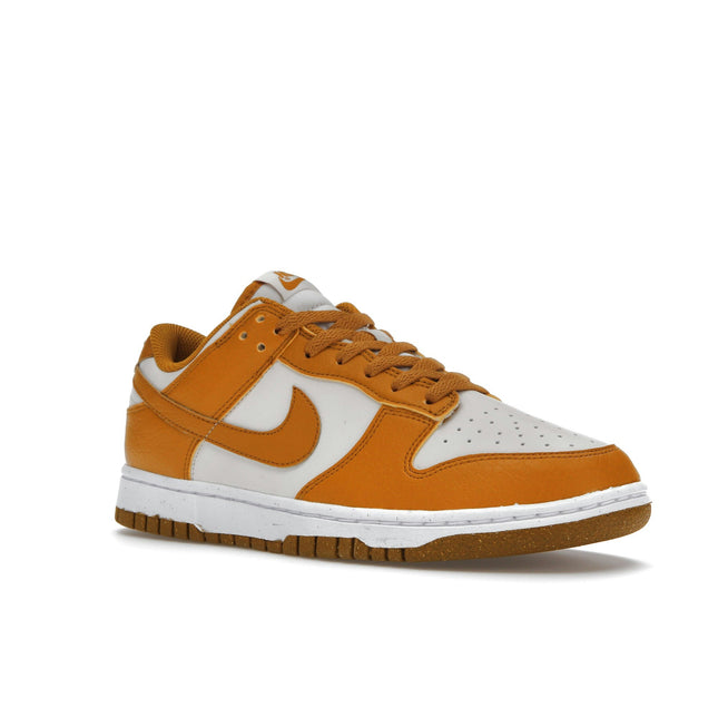 Nike Dunk Low Next Nature Phantom DN1431-001, trois-quarts avant extérieur